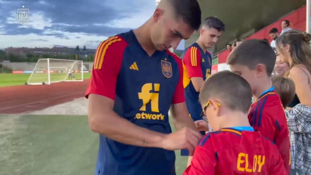 Morata and Ferran Torres please fans with autographs and pictures